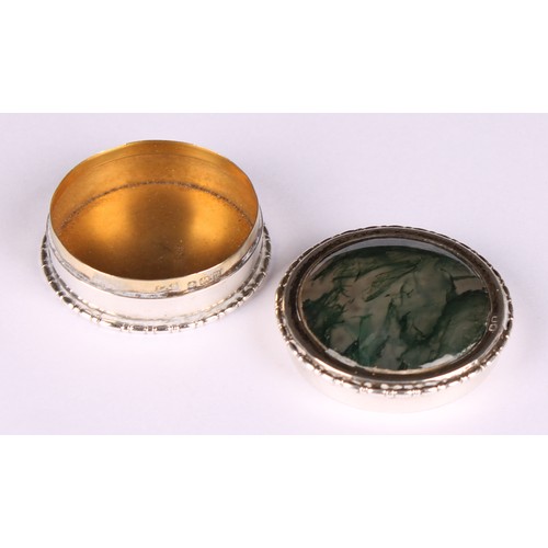 657 - A George V silver and moss agate circular snuff or pill box, push-fitting cover, gilt interior, 4cm ... 