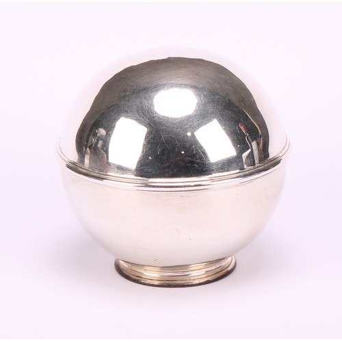 638 - A George III silver globular soap box, quite plain, William Parker, London 1819, 120g