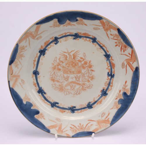 270 - An 18th century Chinese armorial plate, painted in tones of iron red and blue, 22cm diameter, c.1770