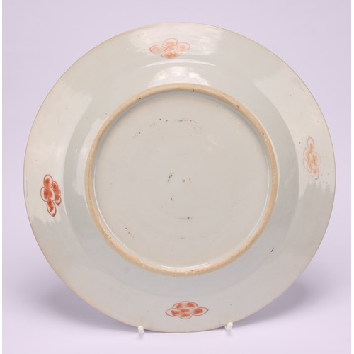 270 - An 18th century Chinese armorial plate, painted in tones of iron red and blue, 22cm diameter, c.1770