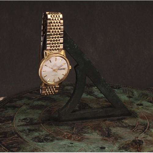 926 - An Omega Constellation Chronometer gold plated wristwatch, circular pale champagne dial, baton marke... 