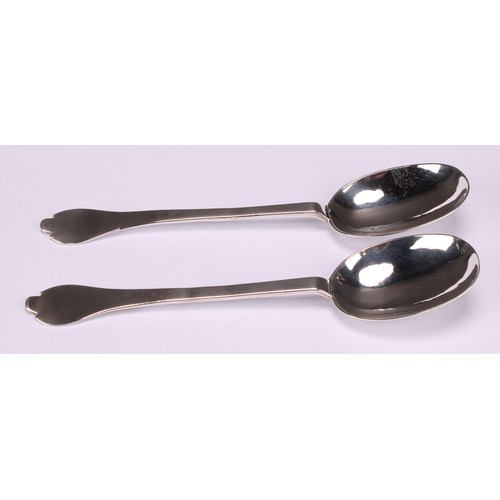 535 - A pair of Charles II silver Trefid pattern spoons, rat tail bowls, 19.5cm long, John King, London 16... 