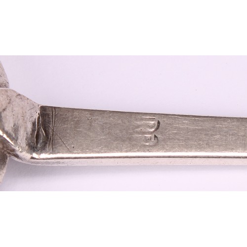 540 - An early 18th century silver Dog Nose pattern spoon, rat tail bowl, 19cm long, maker RP, c.1710