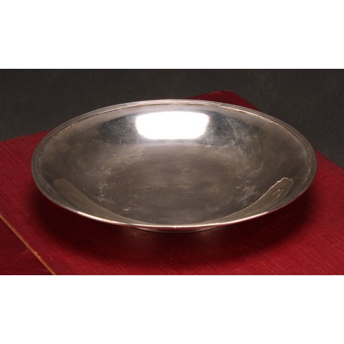 596 - A Chinese China Trade period silver circular dish or salver, quite plain, reeded border, 14.5cm diam... 