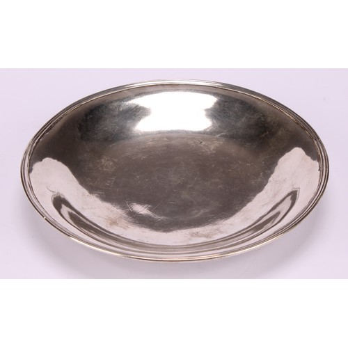 596 - A Chinese China Trade period silver circular dish or salver, quite plain, reeded border, 14.5cm diam... 