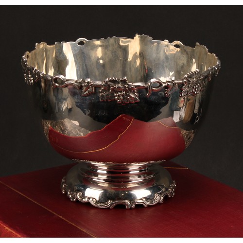 658 - A George V silver bowl, the rim cast with fruiting vine, 17.5cm diameter, Goldsmiths & Silversmiths ... 