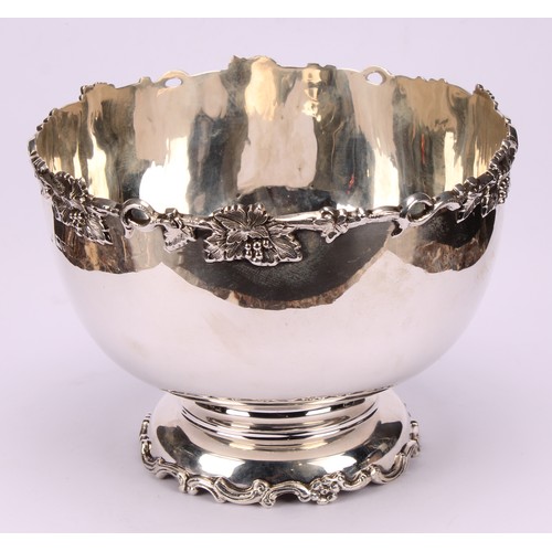 658 - A George V silver bowl, the rim cast with fruiting vine, 17.5cm diameter, Goldsmiths & Silversmiths ... 