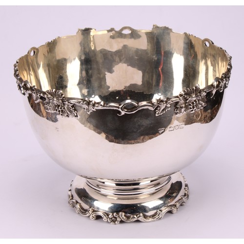 658 - A George V silver bowl, the rim cast with fruiting vine, 17.5cm diameter, Goldsmiths & Silversmiths ... 