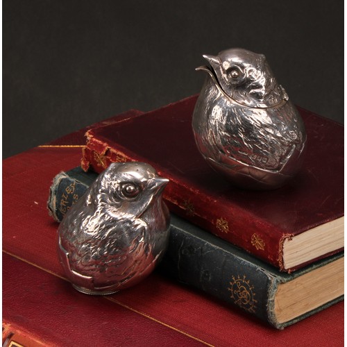 664 - A George V silver novelty mustard and pepper, each as a chick hatching from an egg, the mustard 7cm ... 