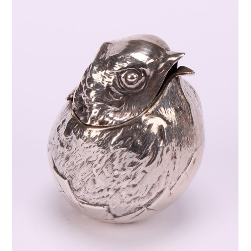 664 - A George V silver novelty mustard and pepper, each as a chick hatching from an egg, the mustard 7cm ... 