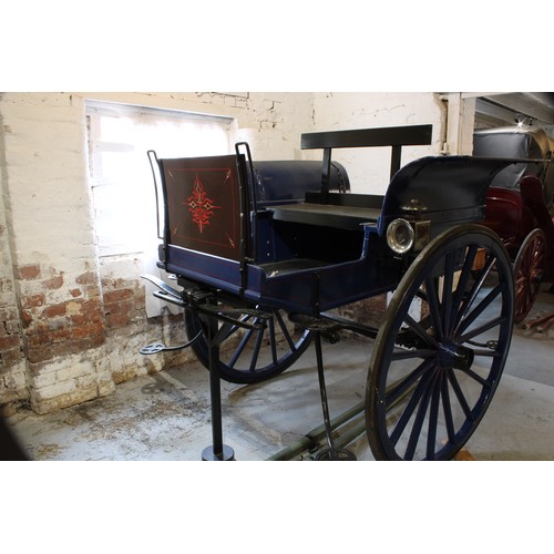 1475 - A late Victorian/Edwardian horse drawn estate managers cart, two side lamps, fall front compartment ... 