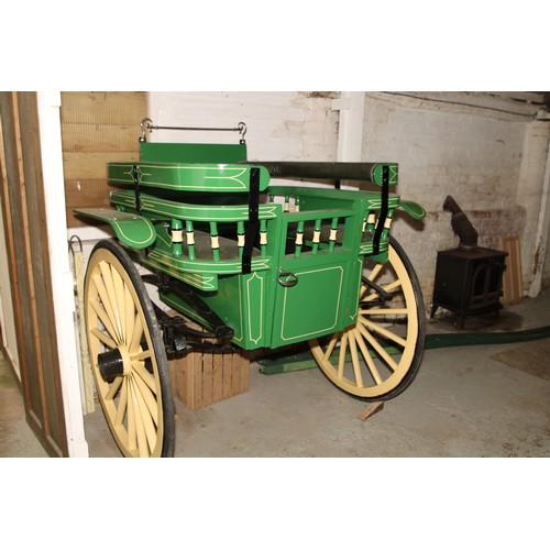 1477 - A late 19th/early 20th century horse drawn governess cart, front and rear seating, spindle gallery, ... 