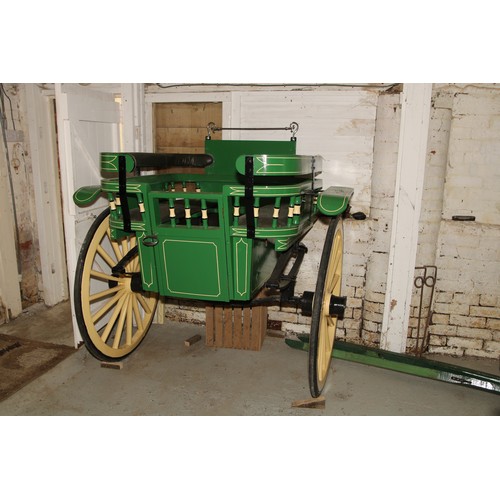 1477 - A late 19th/early 20th century horse drawn governess cart, front and rear seating, spindle gallery, ... 