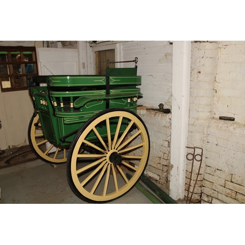 1477 - A late 19th/early 20th century horse drawn governess cart, front and rear seating, spindle gallery, ... 