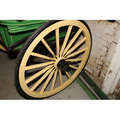 1477 - A late 19th/early 20th century horse drawn governess cart, front and rear seating, spindle gallery, ... 