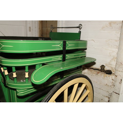 1477 - A late 19th/early 20th century horse drawn governess cart, front and rear seating, spindle gallery, ... 