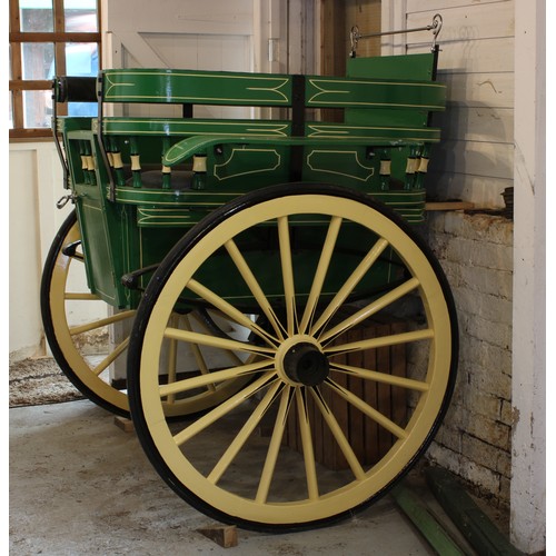 1477 - A late 19th/early 20th century horse drawn governess cart, front and rear seating, spindle gallery, ... 