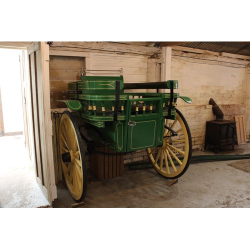 1477 - A late 19th/early 20th century horse drawn governess cart, front and rear seating, spindle gallery, ... 