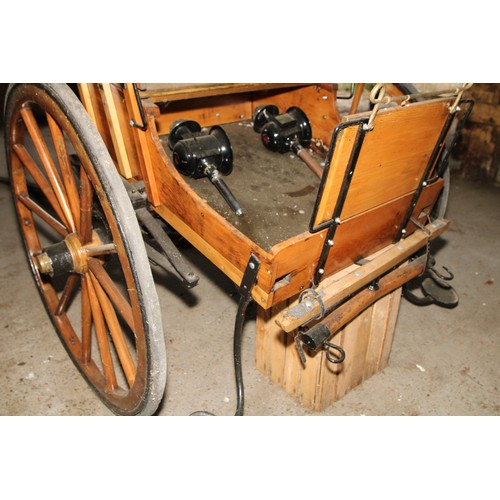 1480 - Early 20th century small pony day cart, brass hubs, basically c.1940

***This lot is contained at a ... 