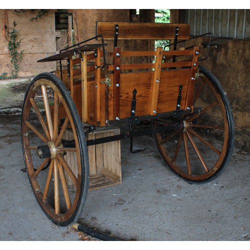 1480 - Early 20th century small pony day cart, brass hubs, basically c.1940

***This lot is contained at a ... 