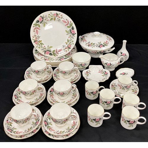 89 - A Wedgwood ‘Hathaway Rose’ pattern table service for six including; six six dinner plates, lidded tu... 