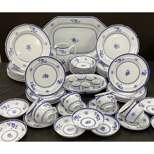 90 - A Spode ‘Gloucester’ pattern part table service including; a large meat dish, fourteen dinner plates... 