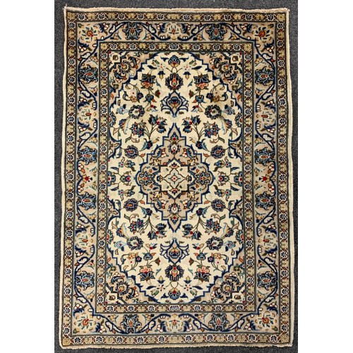 214 - A Central Persian Kashan rug / carpet, 150cm x 100cm.