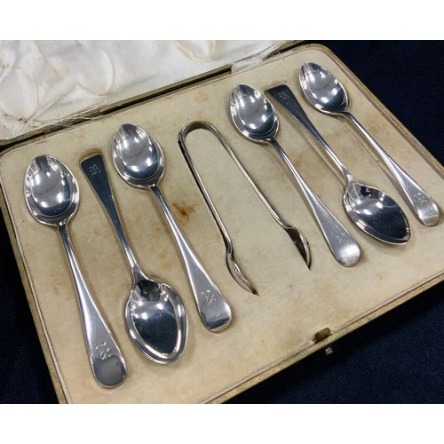 266 - A set of six George V tea spoons and sugar tongs, Sheffield, 1928, 104.34 grams