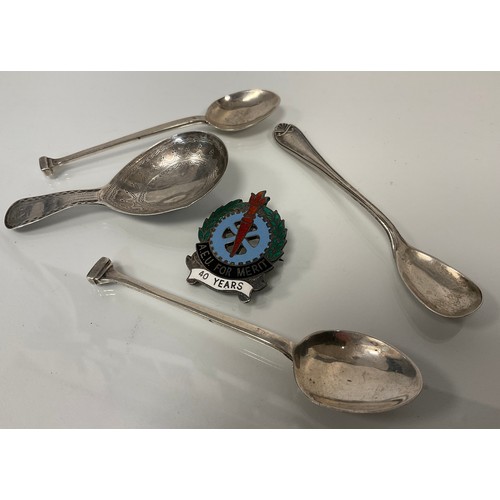 271 - A George III silver caddy spoon, Stephen Adams I, London 1799, pair of tea spoons etc, (4)