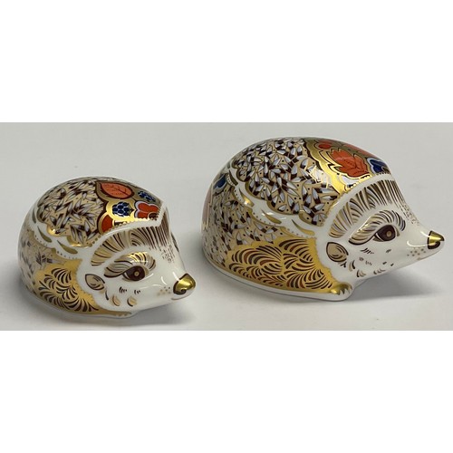 5 - A pair of Royal Crown Derby paperweights, Hawthorn 'Mother' Hedgehog, 9.5cm wide and Bramble Baby He... 