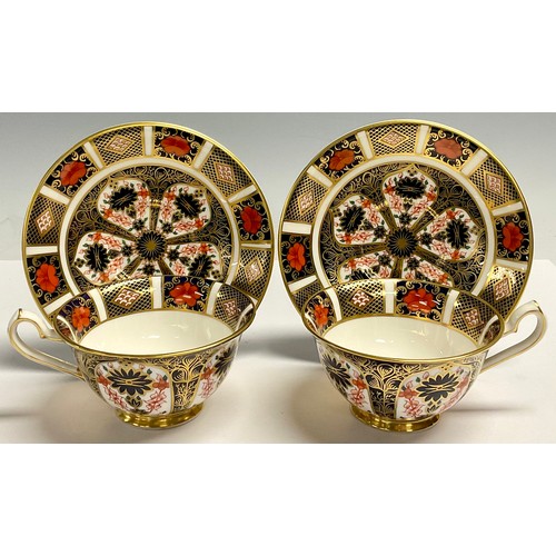 25 - A pair of Royal Crown Derby Imari 1128 pattern tea cups and saucers, printed marks, first quality