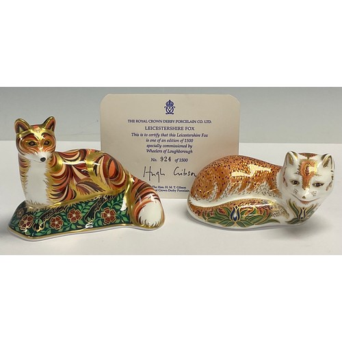 30 - A Royal Crown Derby paperweight, Leicestershire Fox, number 924 of a limited edition of 1,500 specia... 