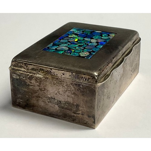 197 - An Edwardian silver rounded rectangular box and cover, the hinged cover inlaid with a panel of polis... 