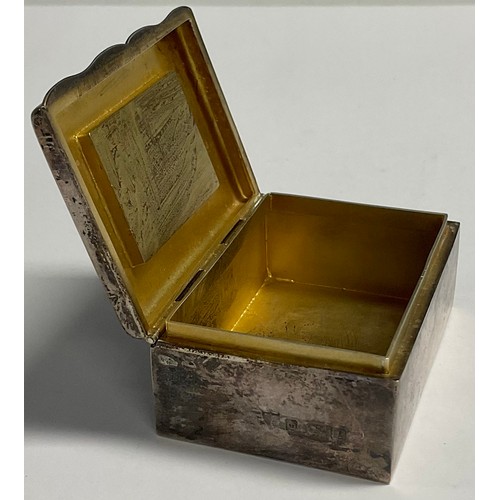 197 - An Edwardian silver rounded rectangular box and cover, the hinged cover inlaid with a panel of polis... 