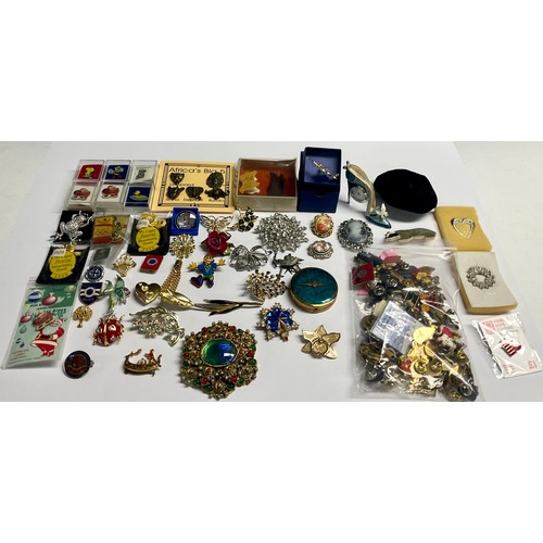 201 - Costume Jewellery - a powder compact with RAF wings badge; assorted brooches, frog, kangaroo, ladybi... 