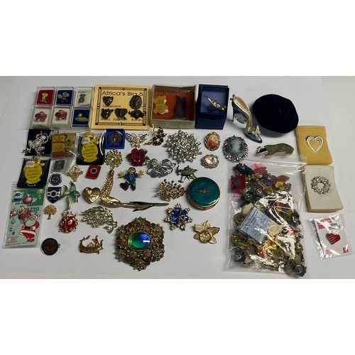 201 - Costume Jewellery - a powder compact with RAF wings badge; assorted brooches, frog, kangaroo, ladybi... 