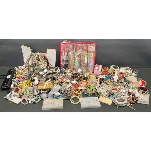 161 - Fashion & Jewellery - a large quantity of costume jewellery including bracelets, necklaces, watches,... 