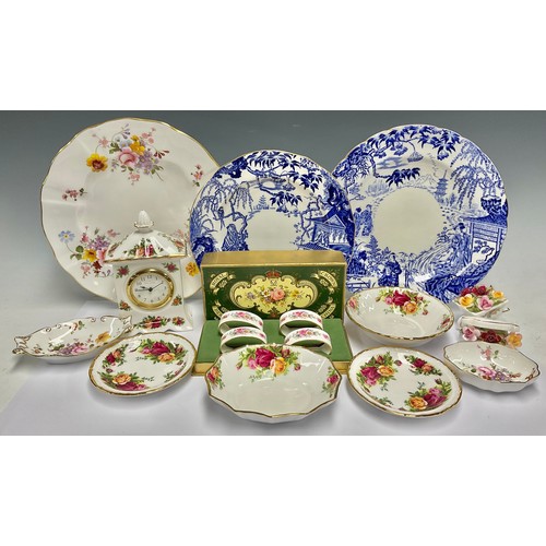 170 - A Royal Crown Derby Mikado pattern fluted dinner plate, 26cm diameter, a Mikado side plate, printed ... 