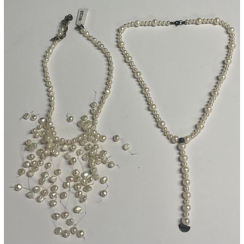 185 - A strand of cultured freshwater pearls; a cultured pearl necklace (2)