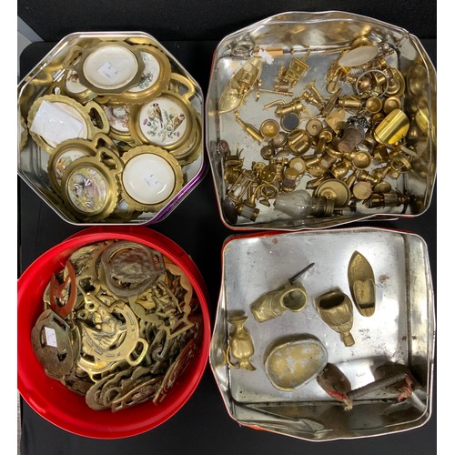 48 - Brass & Metalware - assorted Horse brasses, Bilsworth Tunnel, Robinhood, Lion, Bull, Corn Sheaf, etc... 