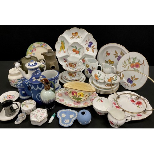 53 - Royal Worcester Evesham pattern ware, Wedgwood, Royal Albert; etc