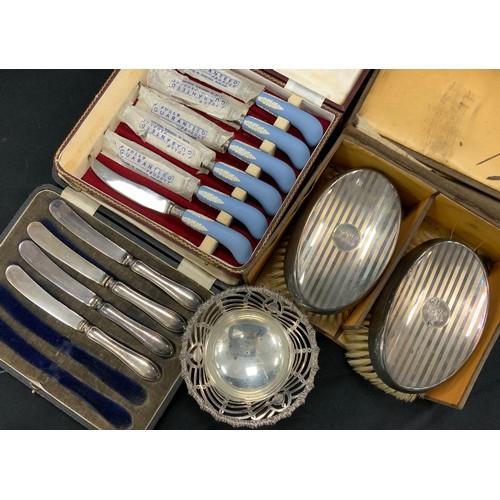 190 - A George V silver sweet meat dish, Sheffield,1909, a pair of brushes, Birmingham,1924, a set of six ... 