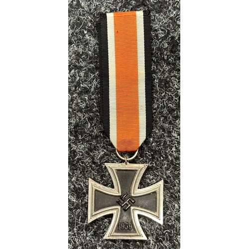 2090 - WW2 Third Reich Eisernes Kreuz 2 Klasse Iron Cross 2nd class 1939 complete with ribbon. No makers ma... 