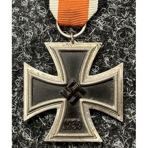 2090 - WW2 Third Reich Eisernes Kreuz 2 Klasse Iron Cross 2nd class 1939 complete with ribbon. No makers ma... 