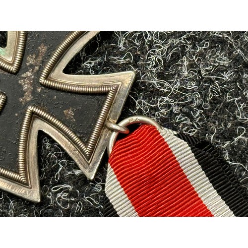 2091 - WW2 Third Reich Eisernes Kreuz 2 Klasse Iron Cross 2nd class 1939 complete with ribbon. Ring is make... 