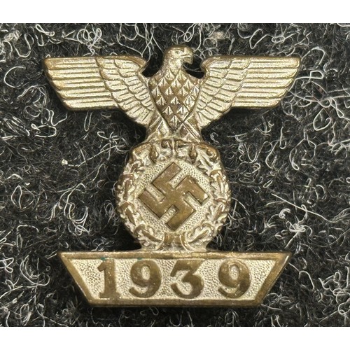 2100 - WW2 Third Reich 1939 Spange zum Eisernen Kreuzes 2er Klasse 1914. One prong missing. No makers mark.