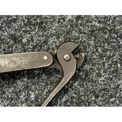 2240 - WW2 British SOE / OSS issue Multi tool. With knifes, screwdriver, hacksaw and wirecutters. Lanyard r... 