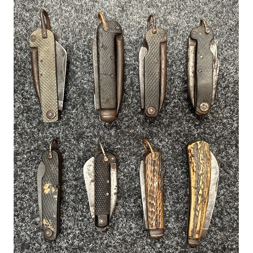 2250 - A collection of British Army issue Jack Knives and Pen Knives. Four larger pattern examples: One Roy... 