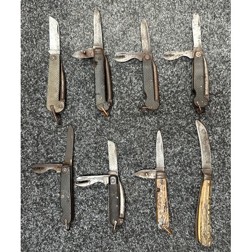 2250 - A collection of British Army issue Jack Knives and Pen Knives. Four larger pattern examples: One Roy... 