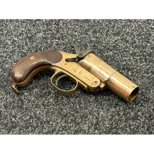 2448 - Deactivated WW1 British Webley & Scott Flare Pistol Serial Number 27341. 105mm long barrel. Wooden g... 